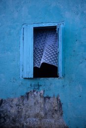 Architecture;-Blue-wall;-Comoros-Archipelago;-Curtain;-France;-Housing;-Indian-Ocean;-Kaleidos;-Kaleidos-images;-La-parole-à-limage;-Lace;-Laurent-Abad;-Mayotte;-Shutter;-Stories-Pictures;-Window